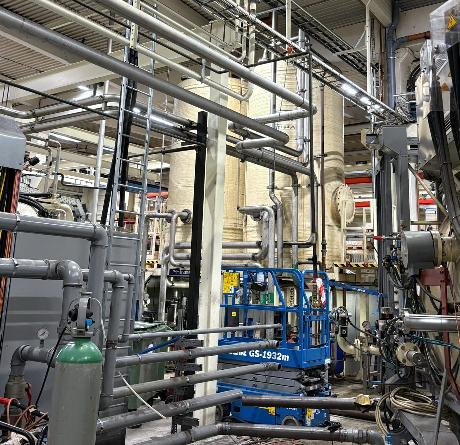 Rostfria rörstråk genom en industrihall